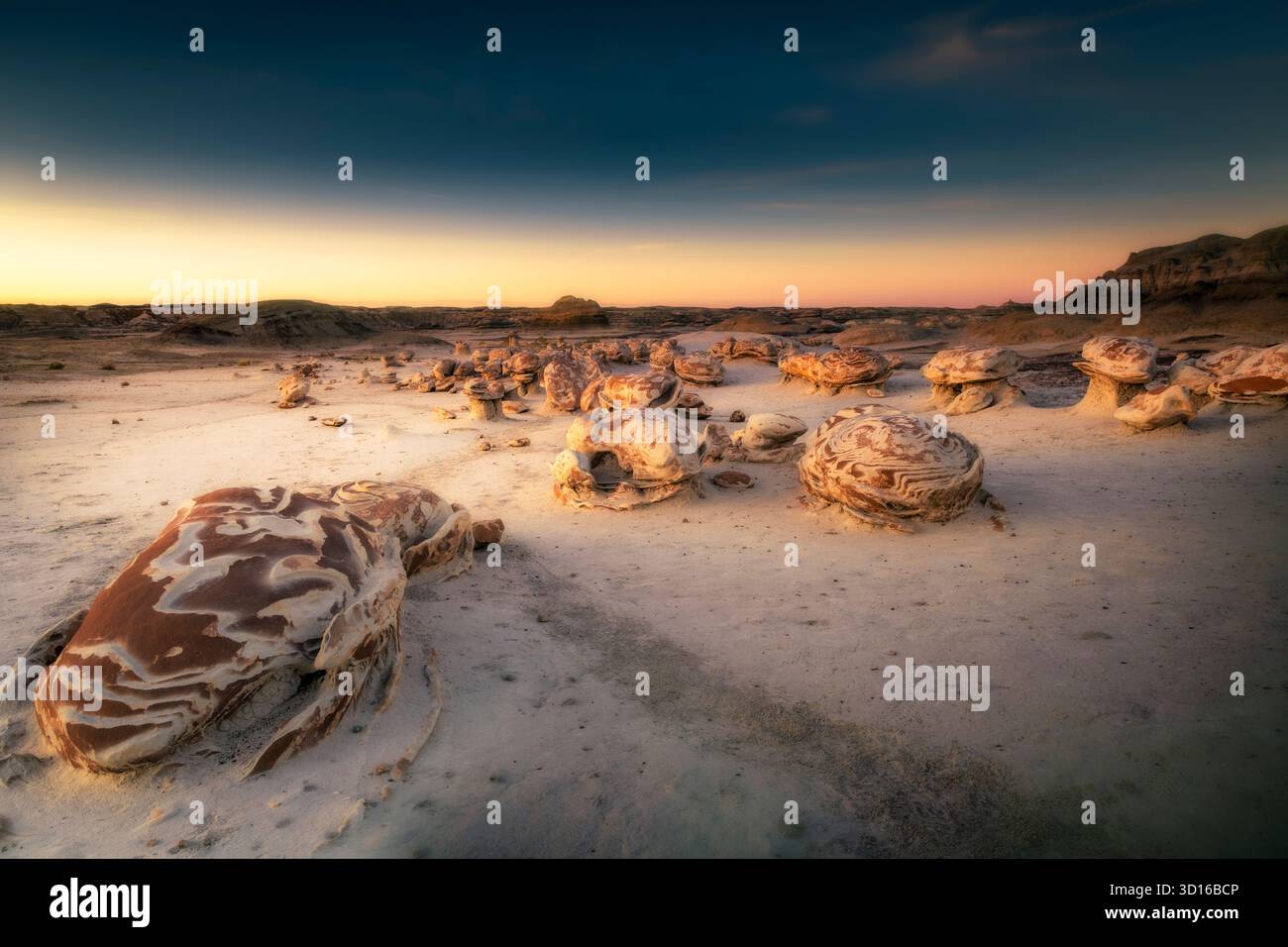 L'incubatoio alieno delle uova di Bisti Badland al tramonto Foto Stock