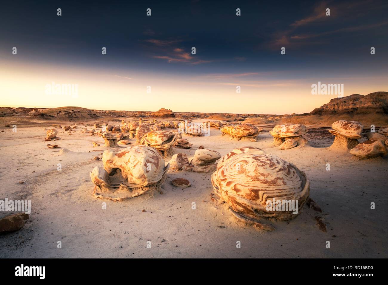 Le uova aliene nel bisti Badland all'ora d'oro Foto Stock