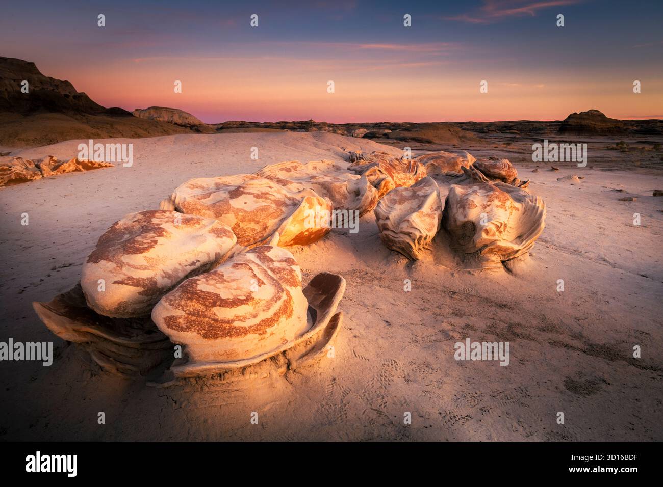 L'ora d'oro si colora sulle uova aliene dei bisti Badlands Foto Stock