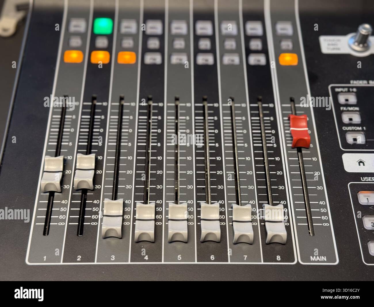 Console di mixaggio audio con cursori e pulsanti illuminati. Ingegneria del suono, produzione musicale e tecnologia di registrazione professionale per la creatività Foto Stock