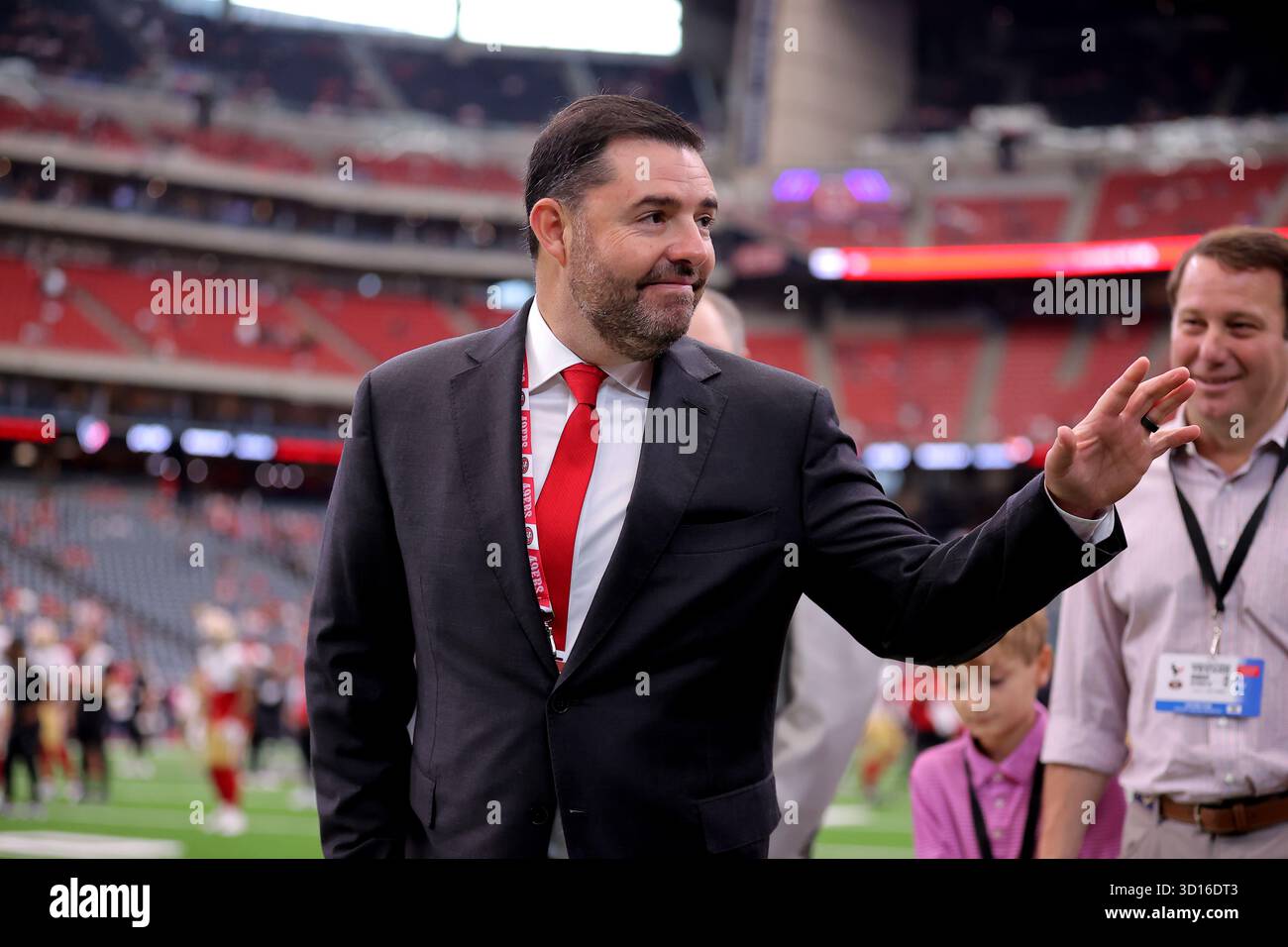 Houston, Texas, Stati Uniti. 26 ottobre 2025. Il CEO e proprietario principale dei San Francisco 49ers Jed York riconosce i tifosi prima della partita NFL tra Houston Texans e San Francisco 49ers all'NRG Stadium di Houston, Texas, il 26 ottobre 2025. (Credit Image: © Erik Williams/ZUMA Press Wire) SOLO PER USO EDITORIALE! Non per USO commerciale! Crediti: ZUMA Press, Inc./Alamy Live News Foto Stock