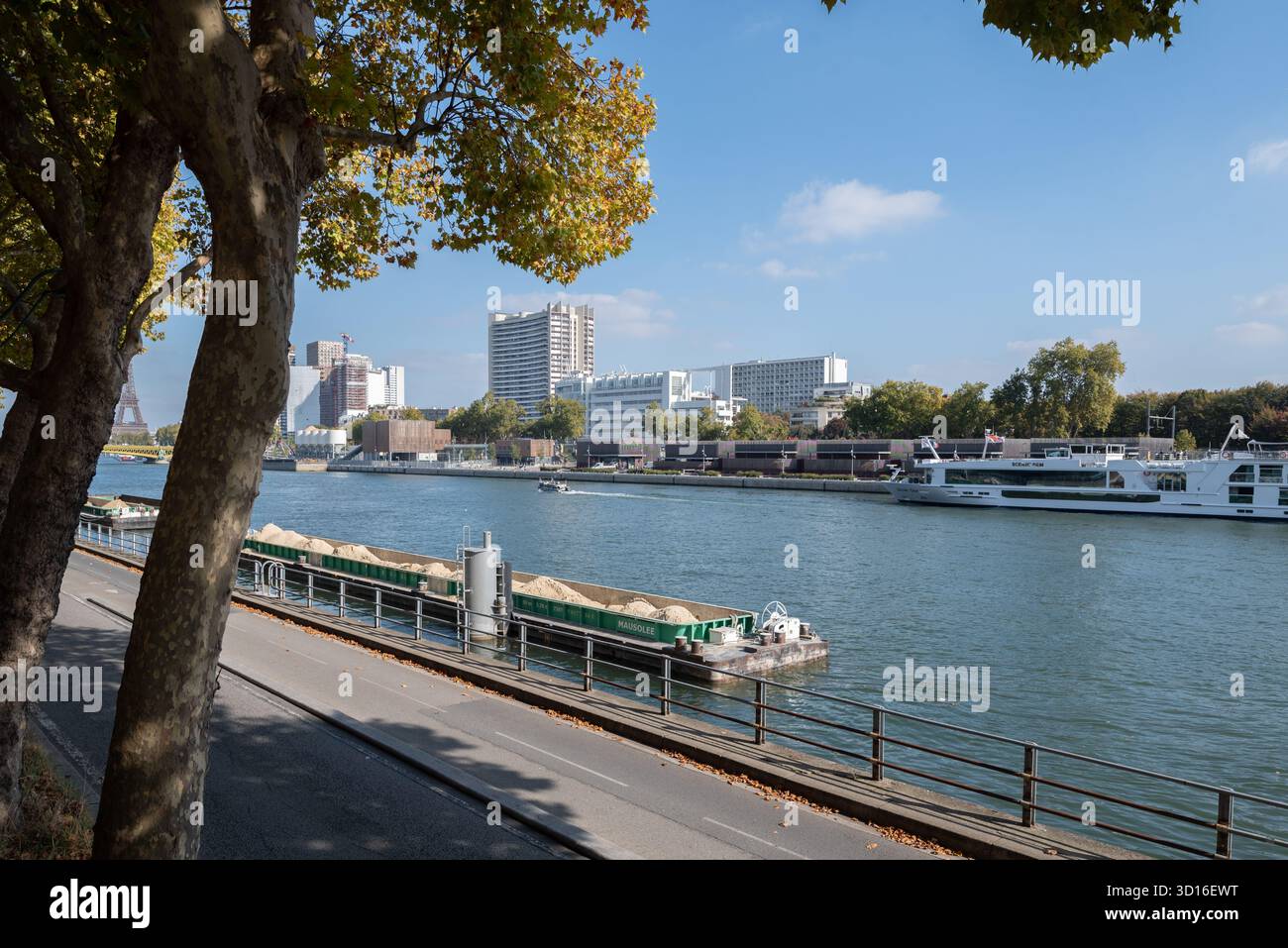 Francia, Parigi 15e - paesaggio urbano del 15 ° arrondissement di Parigi dal 16 °: Veduta del 15 ° dal Quai Louis-Blériot nel 16 ° Foto Stock