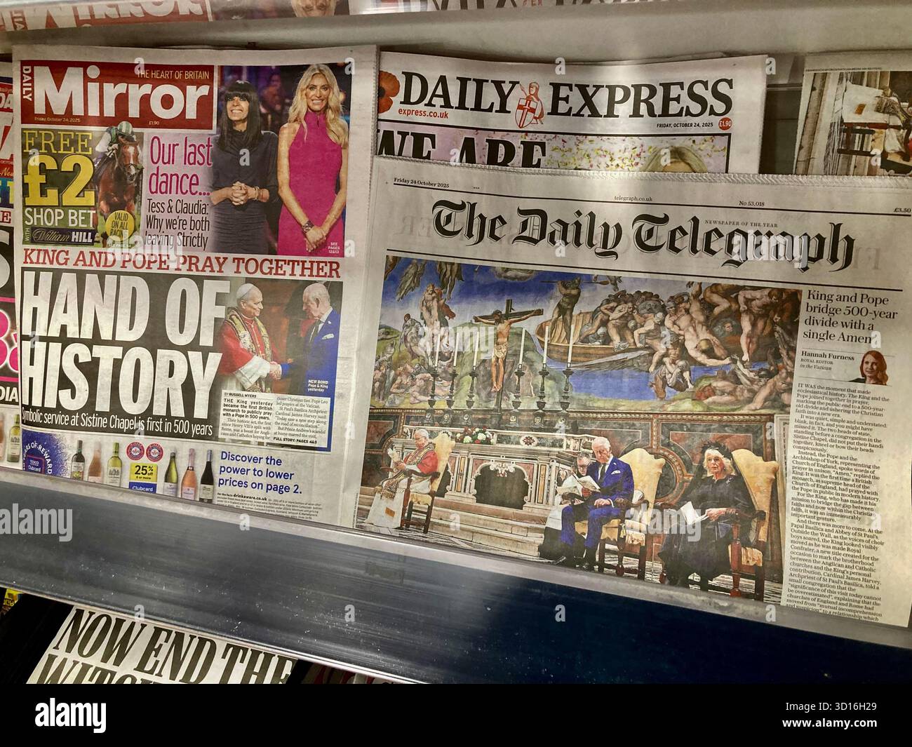 Re Carlo III prega con papa Leone XIV per la prima volta da quando Enrico VIII si divise con Roma nel 1534, che dominò la prima pagina del giornale britannico Foto Stock