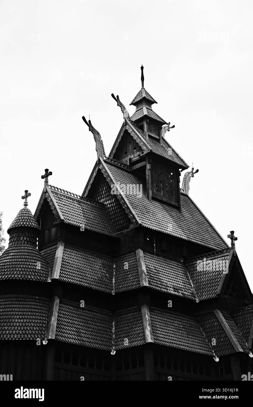 Oslo, Norvegia - 8 settembre 2025: L'antica chiesa di Stave, Stavkirke da Gol nel Norsk Folkemuseum un museo all'aperto a Bygdoy Foto Stock