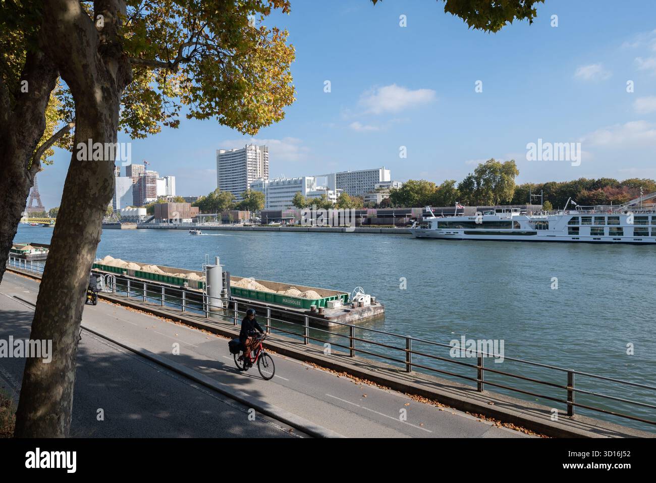 Francia, Parigi 15e - paesaggio urbano del 15 ° arrondissement di Parigi dal 16 °: Veduta del 15 ° dal Quai Louis-Blériot nel 16 ° Foto Stock