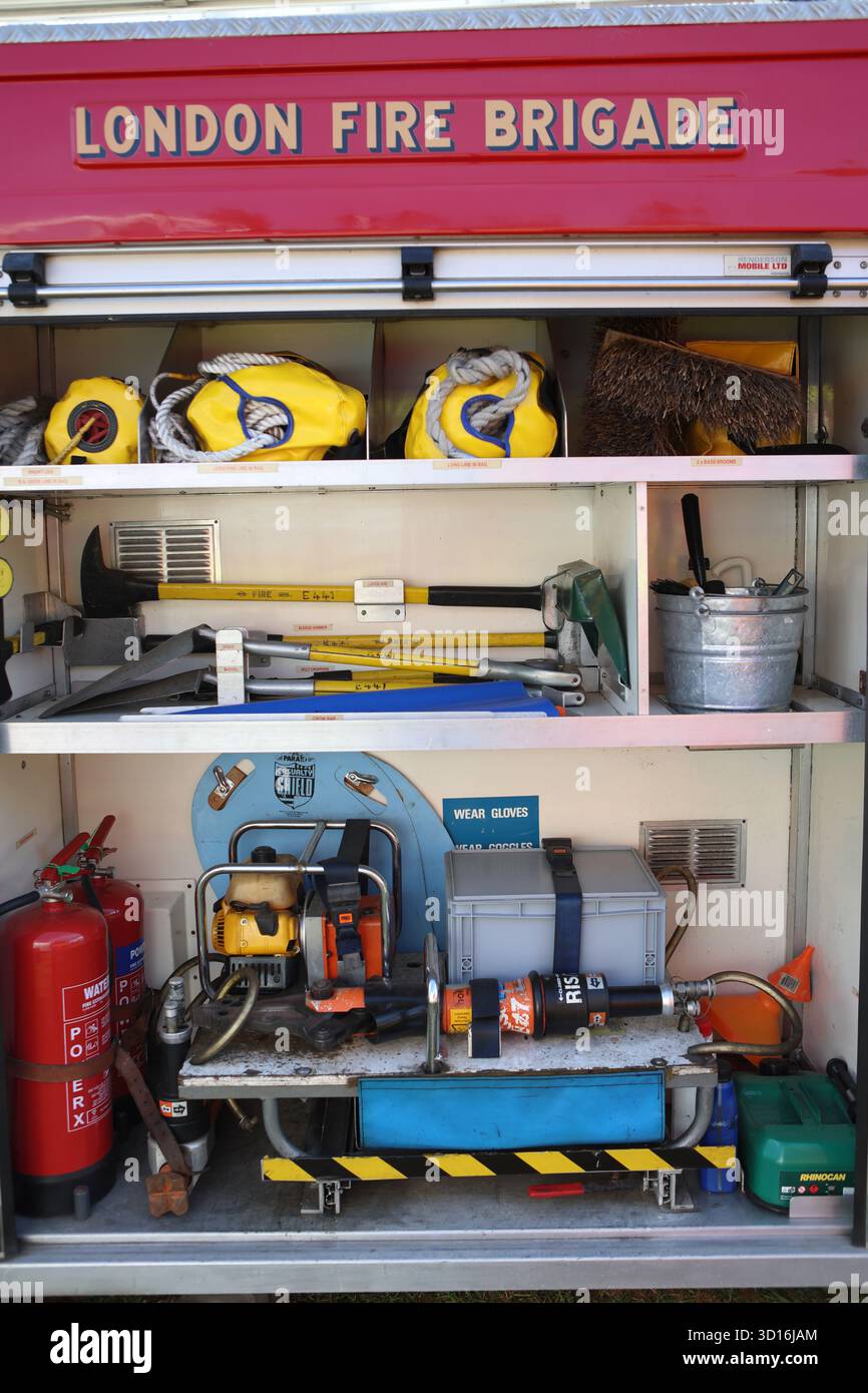 Motore antincendio vintage London Fire Brigade che mostra le attrezzature antincendio conservate all'interno del veicolo Foto Stock
