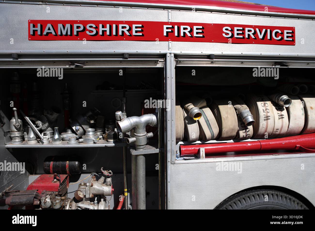 Motore antincendio vintage London Fire Brigade che mostra le attrezzature antincendio conservate all'interno del veicolo Foto Stock