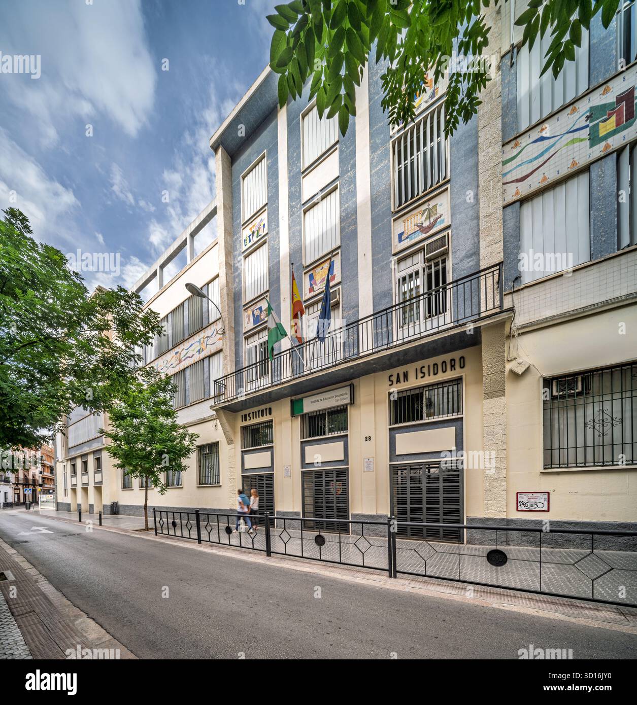 L'Instituto San Isidoro, fondato nel 1845, espone la sua architettura razionalista a Siviglia, con finestre verticali e fregi in ceramica. Foto Stock