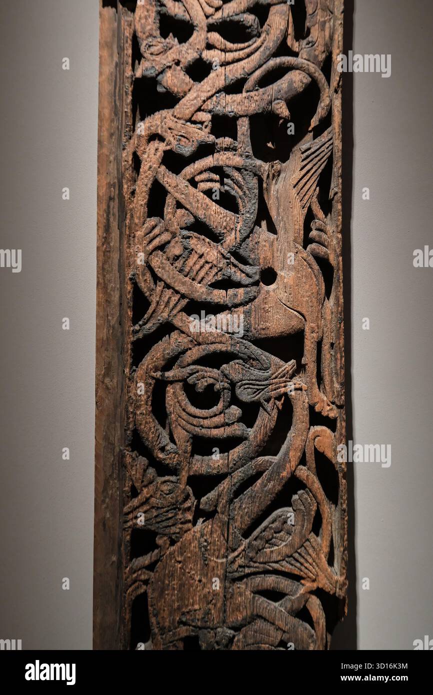Pannelli scolpiti dalla chiesa di Stave a Oye in Vang a Valdres sono raffigurati come un drago nel Museo Natioanl di Oslo Foto Stock