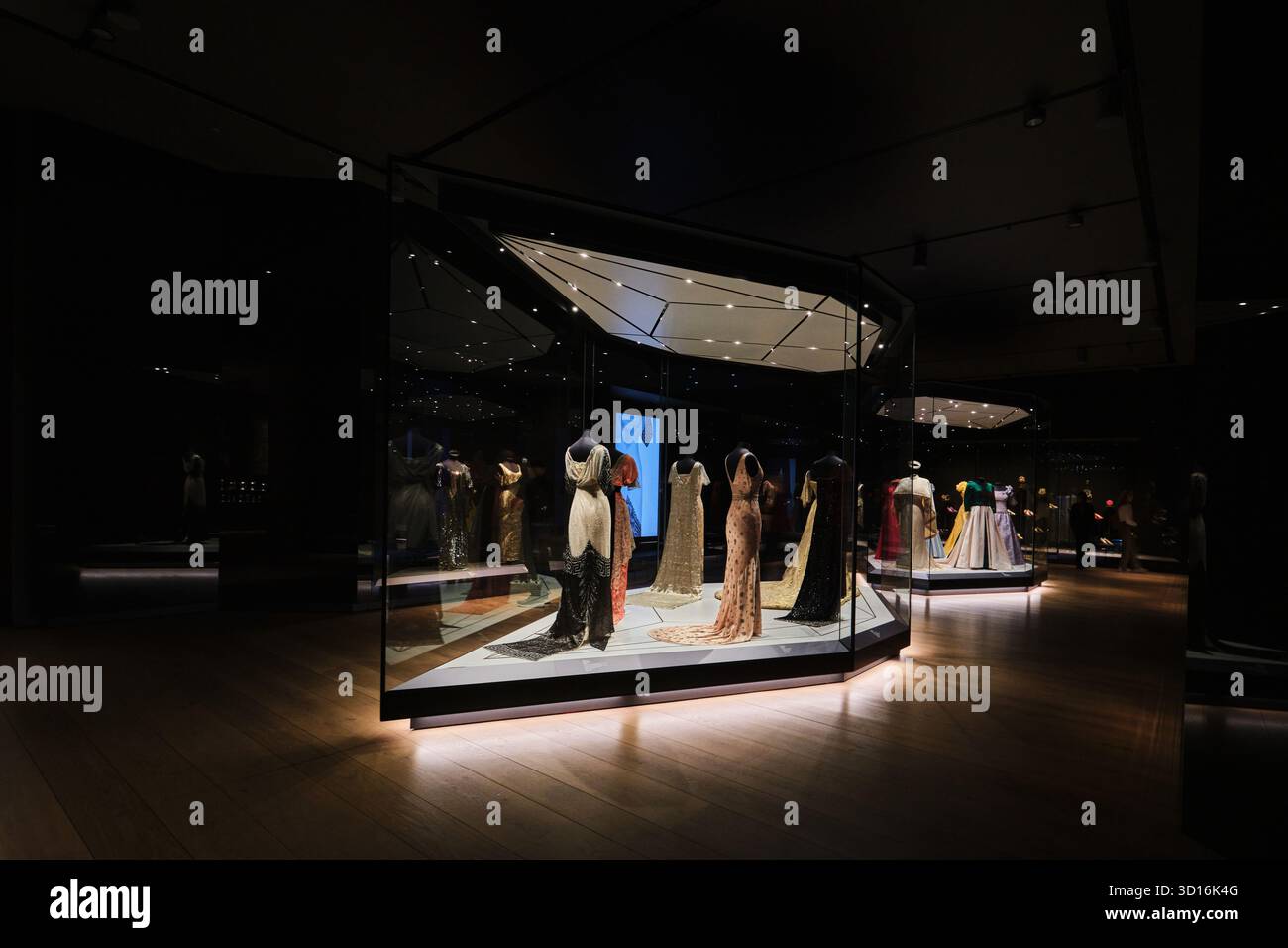 Oslo, Norvegia - 10 settembre 2025: Mostra di abiti da regina di epoche diverse nel Museo Nazionale di Oslo Foto Stock