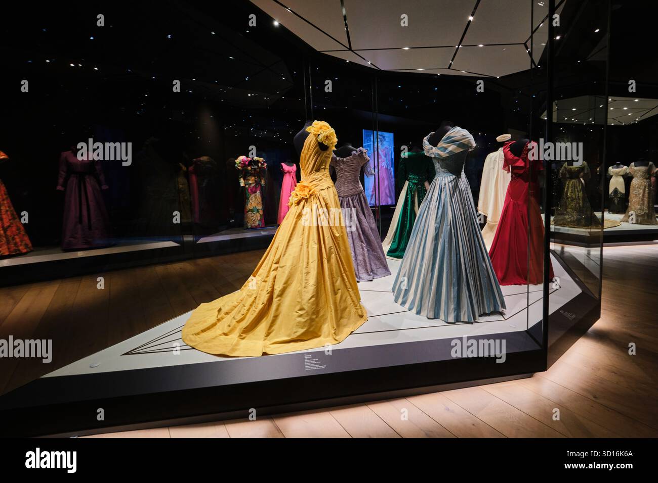 Oslo, Norvegia - 10 settembre 2025: Mostra di abiti da regina di epoche diverse nel Museo Nazionale di Oslo Foto Stock