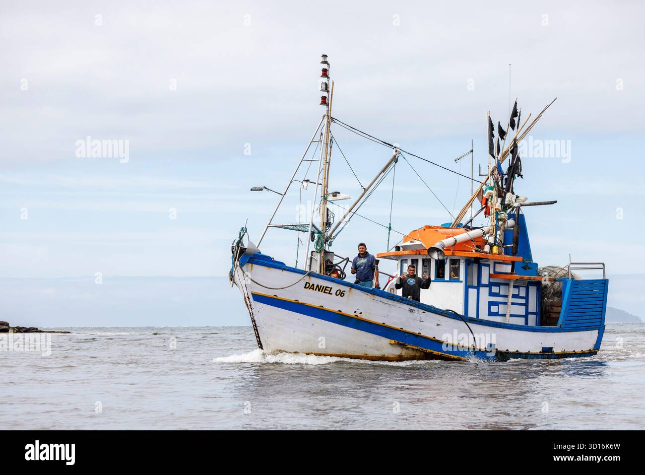 Barca da pesca al largo dell'isola di Cardoso, Brasile Foto Stock