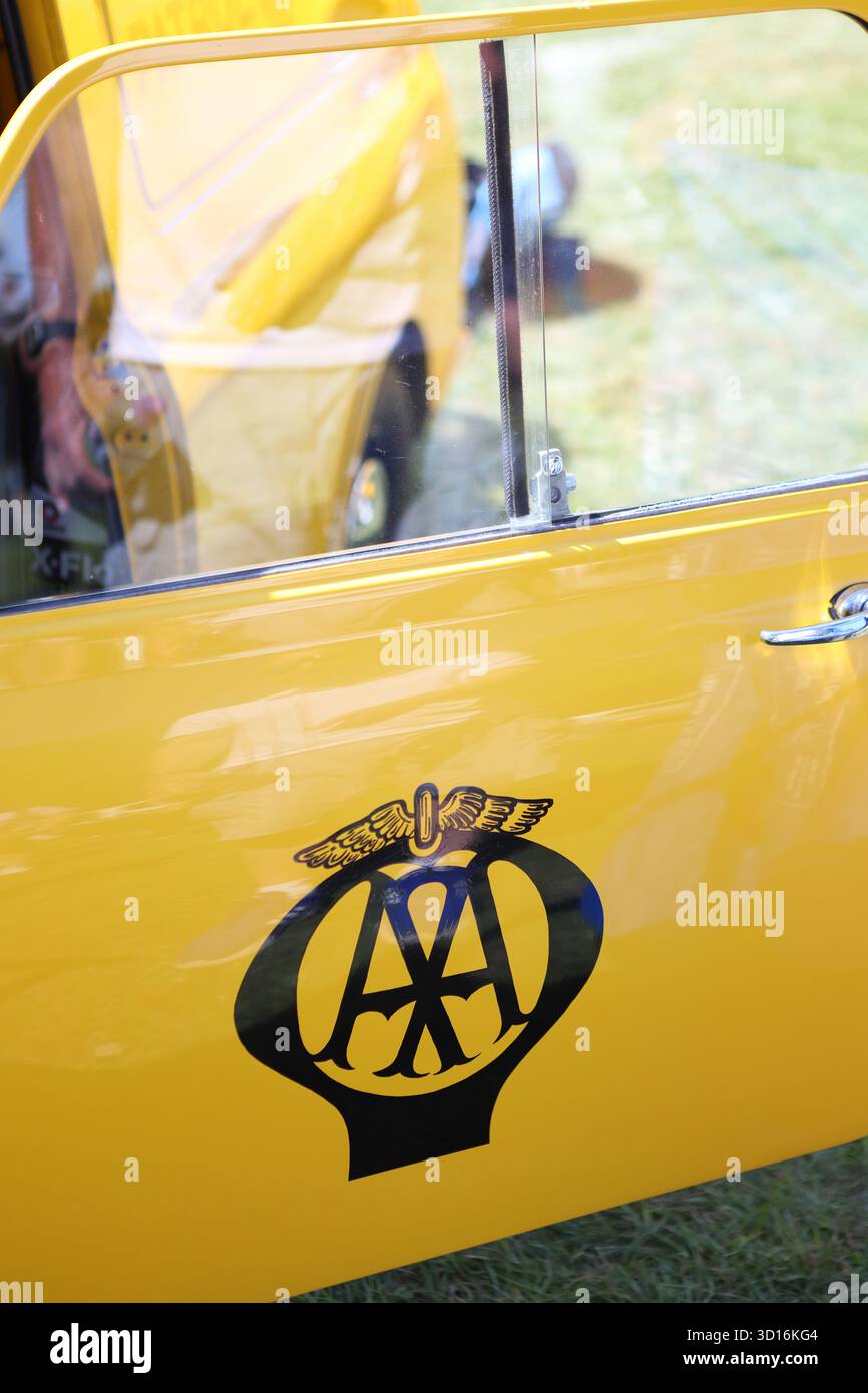 La AA Automobile Association pattuglia il furgone giallo d'epoca Foto Stock