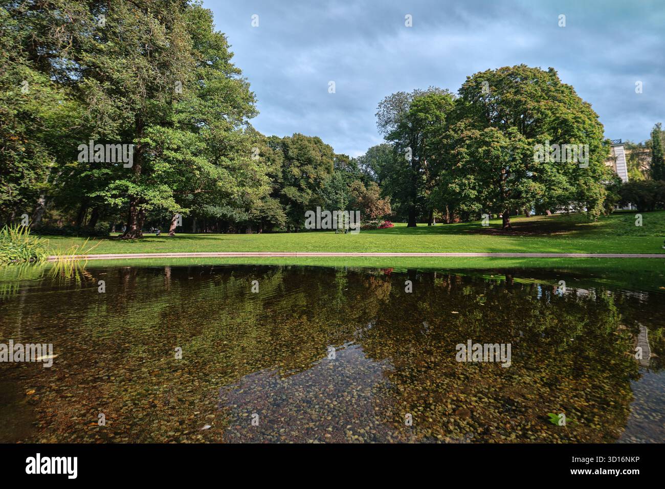 Oslo, Norvegia - 8 settembre 2025: Slottsparken Oslo, vista del lago nel parco del Palazzo reale (Slottsparken) nel centro di Oslo Foto Stock