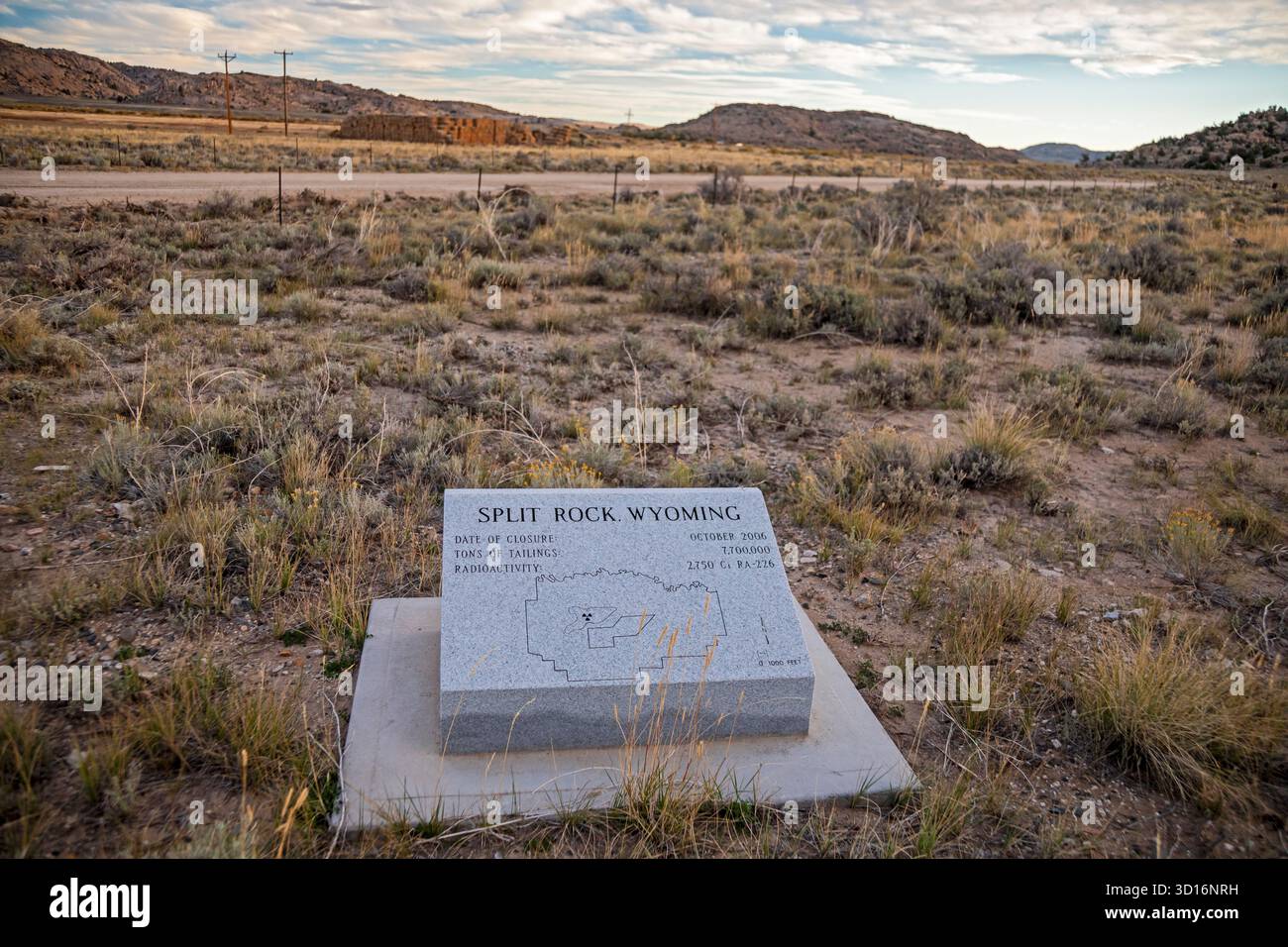 Jeffrey City, Wyoming - Un marcatore sul perimetro di una ex miniera di uranio e mulino che operò dal 1957 al 1981. Il marcatore indica il tonnellaggio Foto Stock