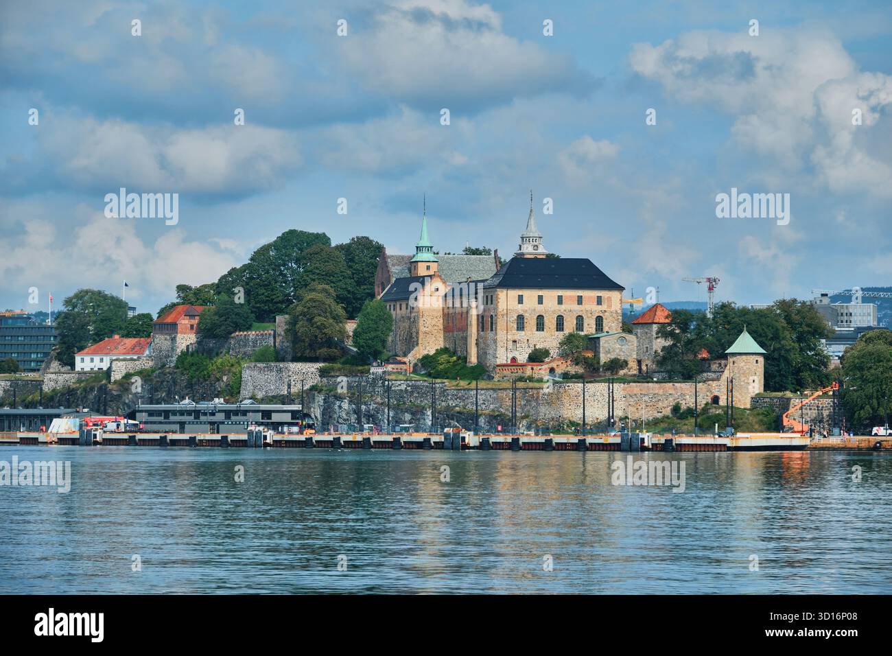 Oslo, Norvegia - 7 settembre 2025: Castello e fortezza di Akershus. Torri con alti edifici e mura in mattoni e pietra Foto Stock