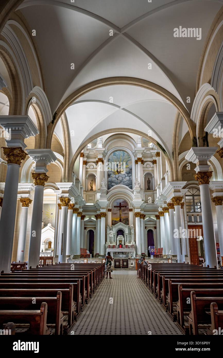 Ilheus, Brasile -- 9 marzo 2025. L'interno di questa cattedrale presenta file di pali, dettagli intricati e un senso di pace e riverenza Foto Stock
