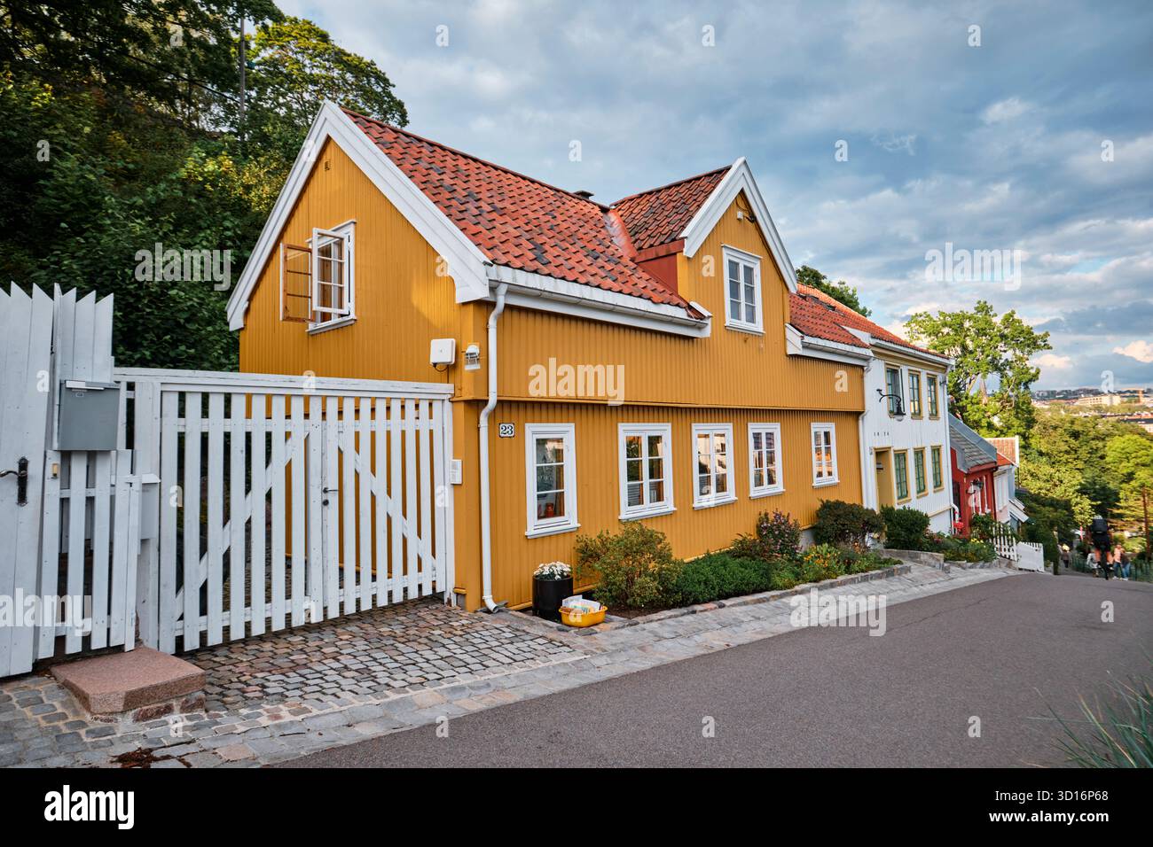 Oslo, Norvegia - 12 settembre 2025: Splendida vista sulle strade di case in legno damstredet e telthusbakken Foto Stock