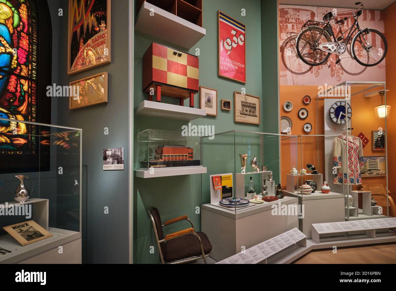 Oslo, Norvegia - 10 settembre 2025: Mostra di oggetti scandinavi d'epoca e manufatti di design al Museo Nazionale di Oslo, Nasjonalmuseet Foto Stock
