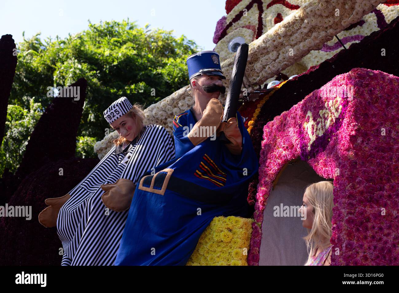 Primo piano ad angolo basso di una gigantesca statua galleggiante della parata di dahlia al Bloemencorso Zundert 2025, Paesi Bassi, blocchi di mosaico floreale, contrasti alla luce del giorno Foto Stock