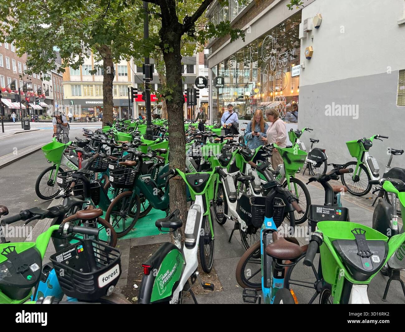 Marciapiede bloccato da noleggio biciclette, Howland Street, Londra, Regno Unito Foto Stock
