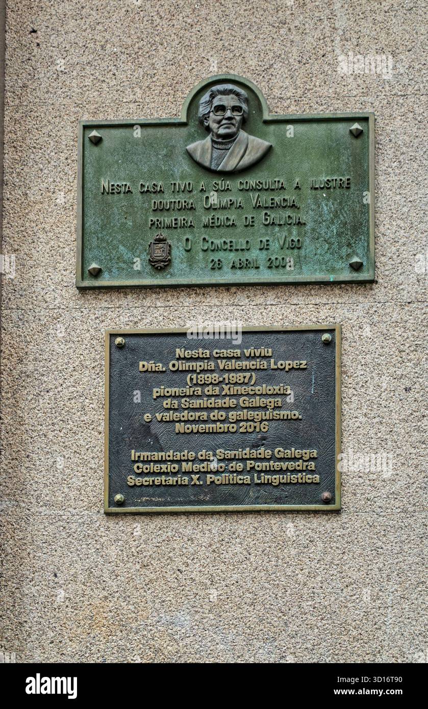 Targhe commemorative a Vigo, Galizia, in onore di Olimpia Valencia López, la prima dottoressa donna in Galizia e pioniera in ginecologia. Foto Stock