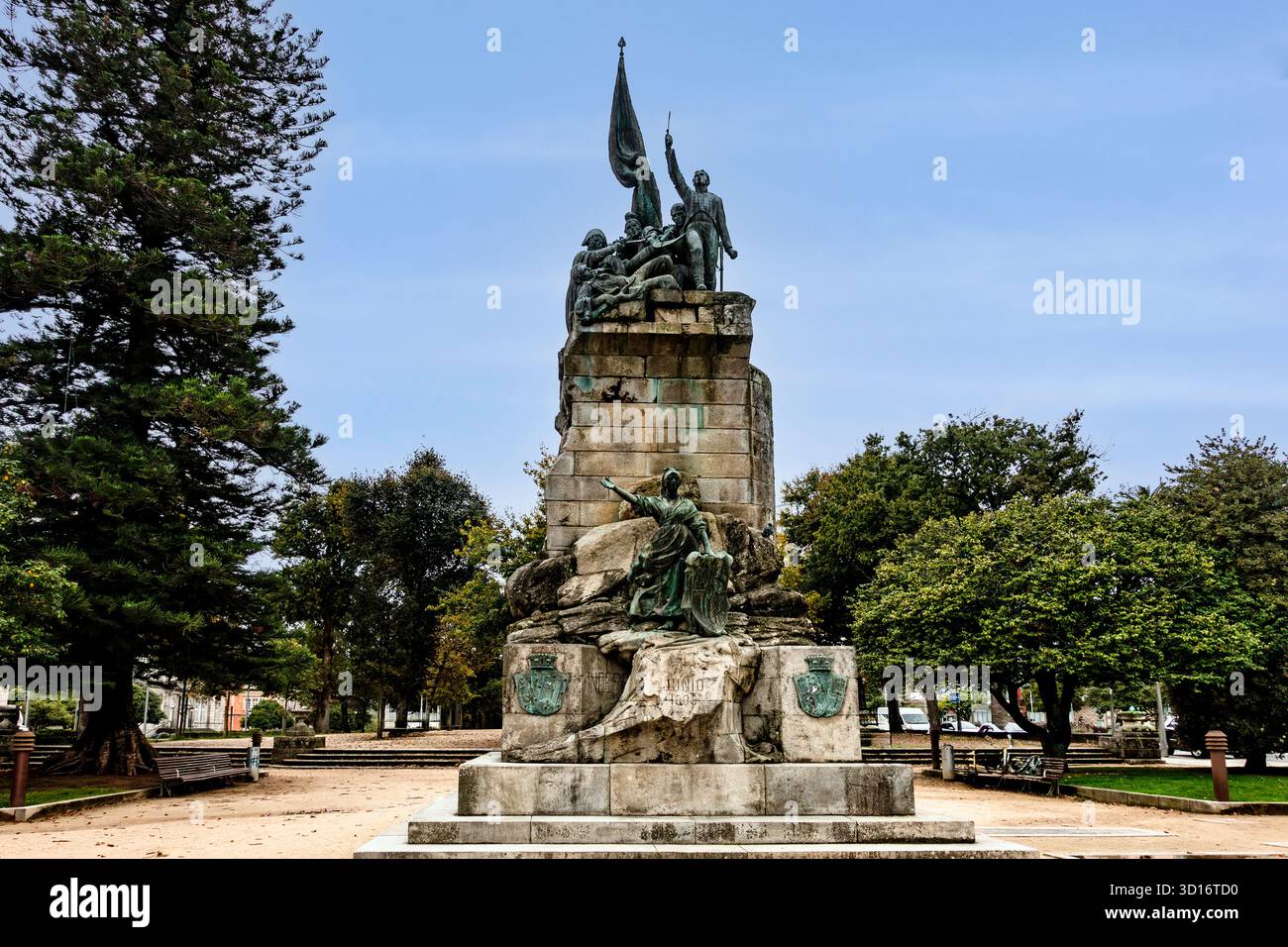 Monumento agli Eroi di Puente Sampayo a Pontevedra, Spagna, per commemorare la battaglia del 1809 contro le truppe napoleoniche, con figure in bronzo e pietra Foto Stock