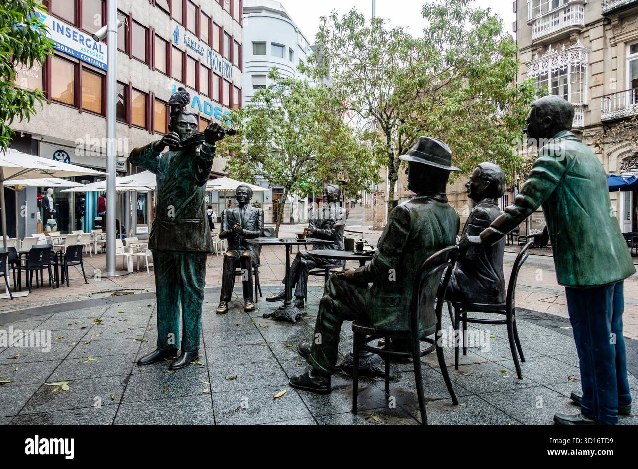 Scultura in bronzo di César Lombera a Pontevedra, Spagna, raffigurante musicisti e locali in una vivace scena di caffè di strada, che celebra la cultura galiziana. Foto Stock