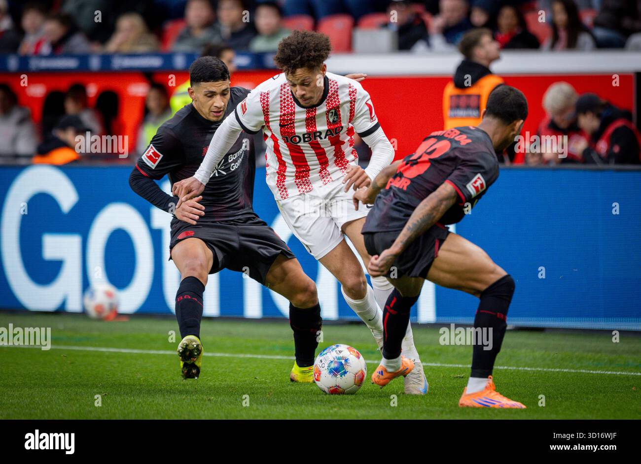 Leverkusen, Germania. 26 ottobre 2025. . Derry Scherhant (Friburgo) Equi Fernandez (Leverkusen) Arthur (Leverkusen) Bayer Leverkusen - SC Freiburg 26.10.2025 crediti: Moritz Muller/Alamy Live News Foto Stock