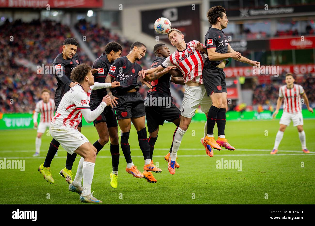 Leverkusen, Germania. 26 ottobre 2025. . Matthias Ginter (Friburgo) Derry Scherhant (Friburgo) Equi Fernandez (Leverkusen) Jarell Quansah (Leverkusen) Arthur (Leverkusen) Christian Kofane (Leverkusen) Jonas Hofmann (Leverkusen) Bayer Leverkusen - SC Freiburg 26.10.2025 crediti: Moritz Muller/Alamy Live News Foto Stock