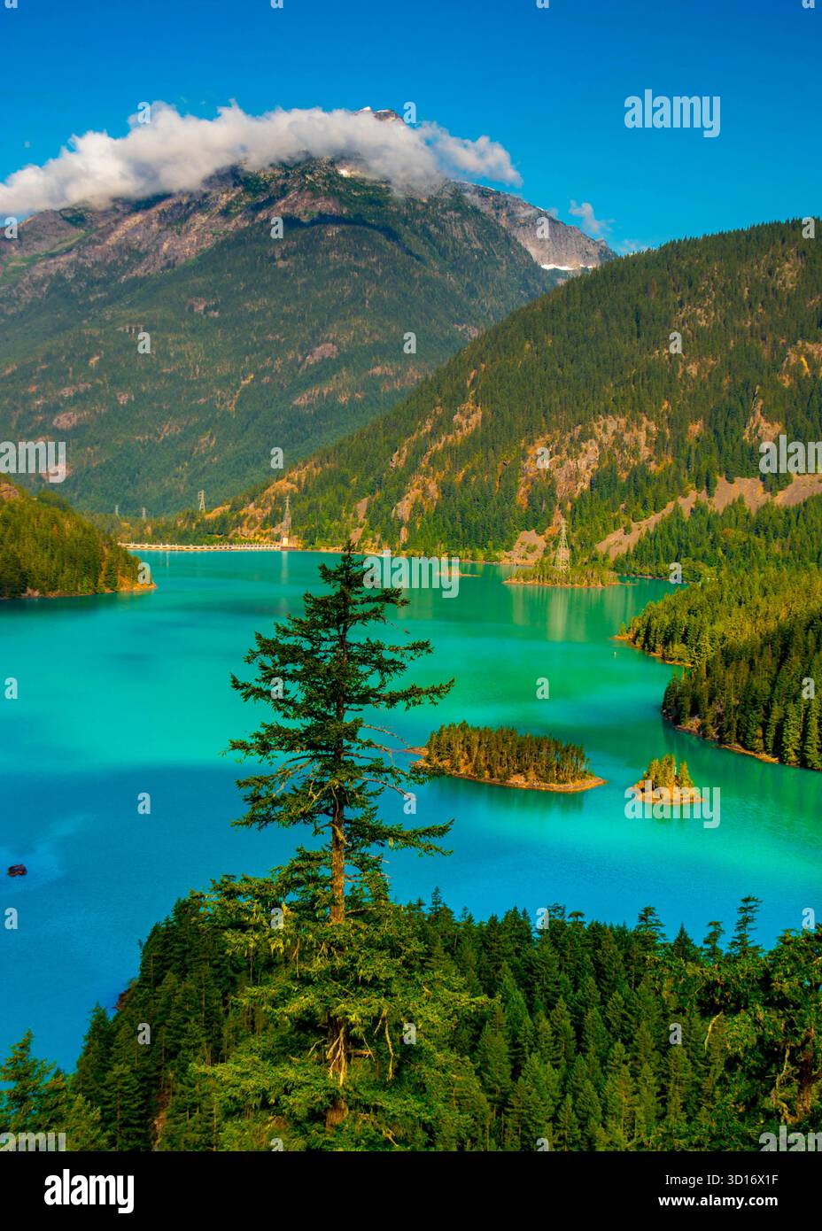 Lago di montagna turchese con maestose vette alpine Foto Stock