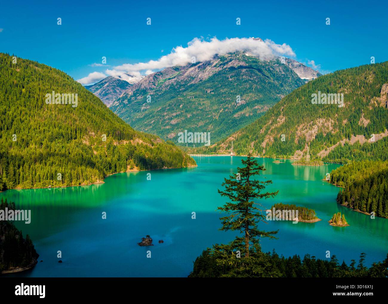 Lago di montagna turchese con maestose vette alpine Foto Stock