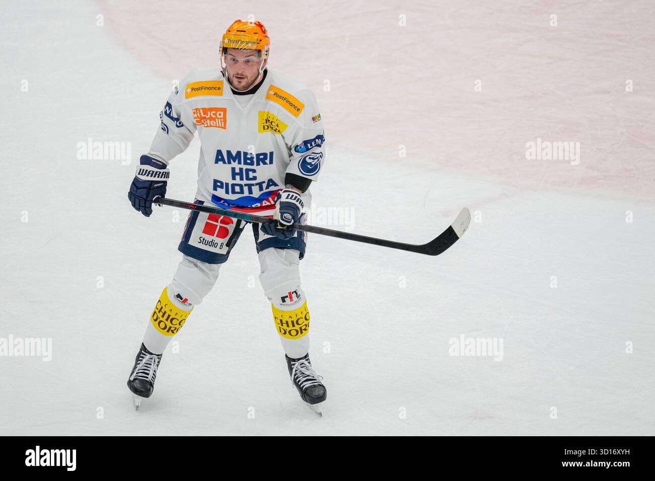 25/10/2025, Losanna, Vaudoise Aréna, NL: Losanna HC - HC Ambri-Piotta, capocannoniere Dominic Zwerger (Ambri) Foto Stock
