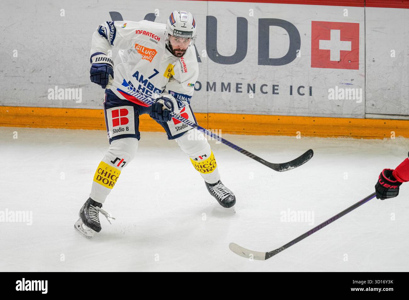 25/10/2025, Losanna, Vaudoise Aréna, NL: Losanna HC - HC Ambri-Piotta, #7 Isacco Dotti (Ambri) Foto Stock