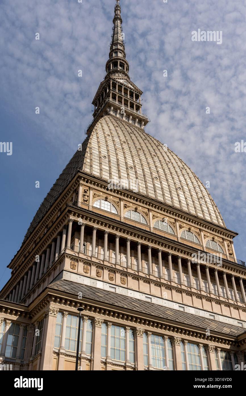 Splendida vista panoramica della Mole Antonelliana, il simbolo iconico di Torino, in Italia, catturata in una giornata limpida con le Alpi sullo sfondo. Perfetto Foto Stock