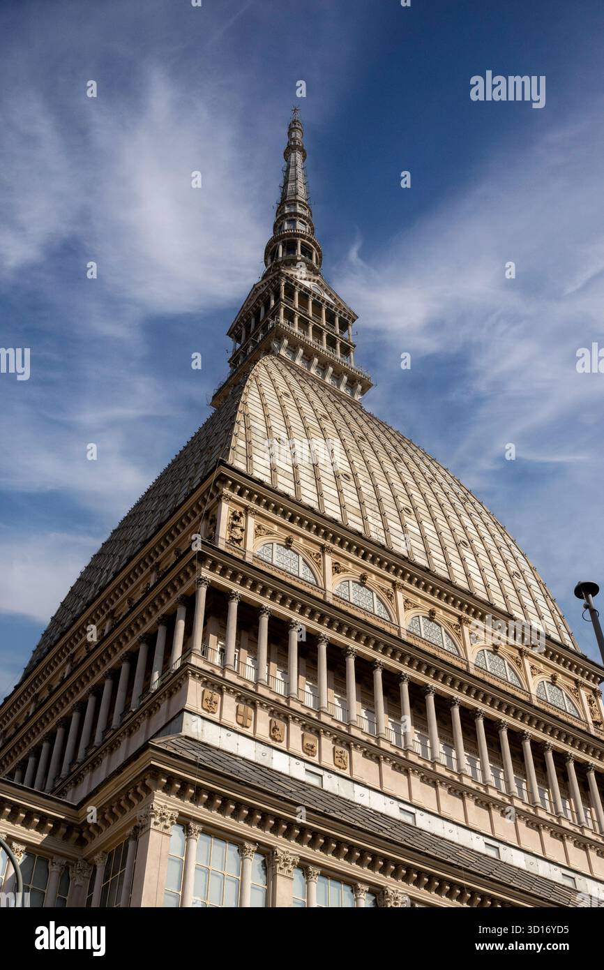 Splendida vista panoramica della Mole Antonelliana, il simbolo iconico di Torino, in Italia, catturata in una giornata limpida con le Alpi sullo sfondo. Perfetto Foto Stock