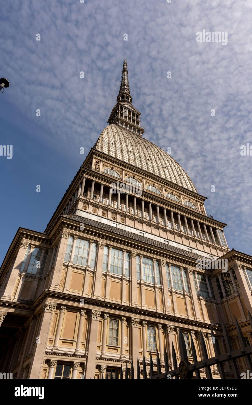 Splendida vista panoramica della Mole Antonelliana, il simbolo iconico di Torino, in Italia, catturata in una giornata limpida con le Alpi sullo sfondo. Perfetto Foto Stock