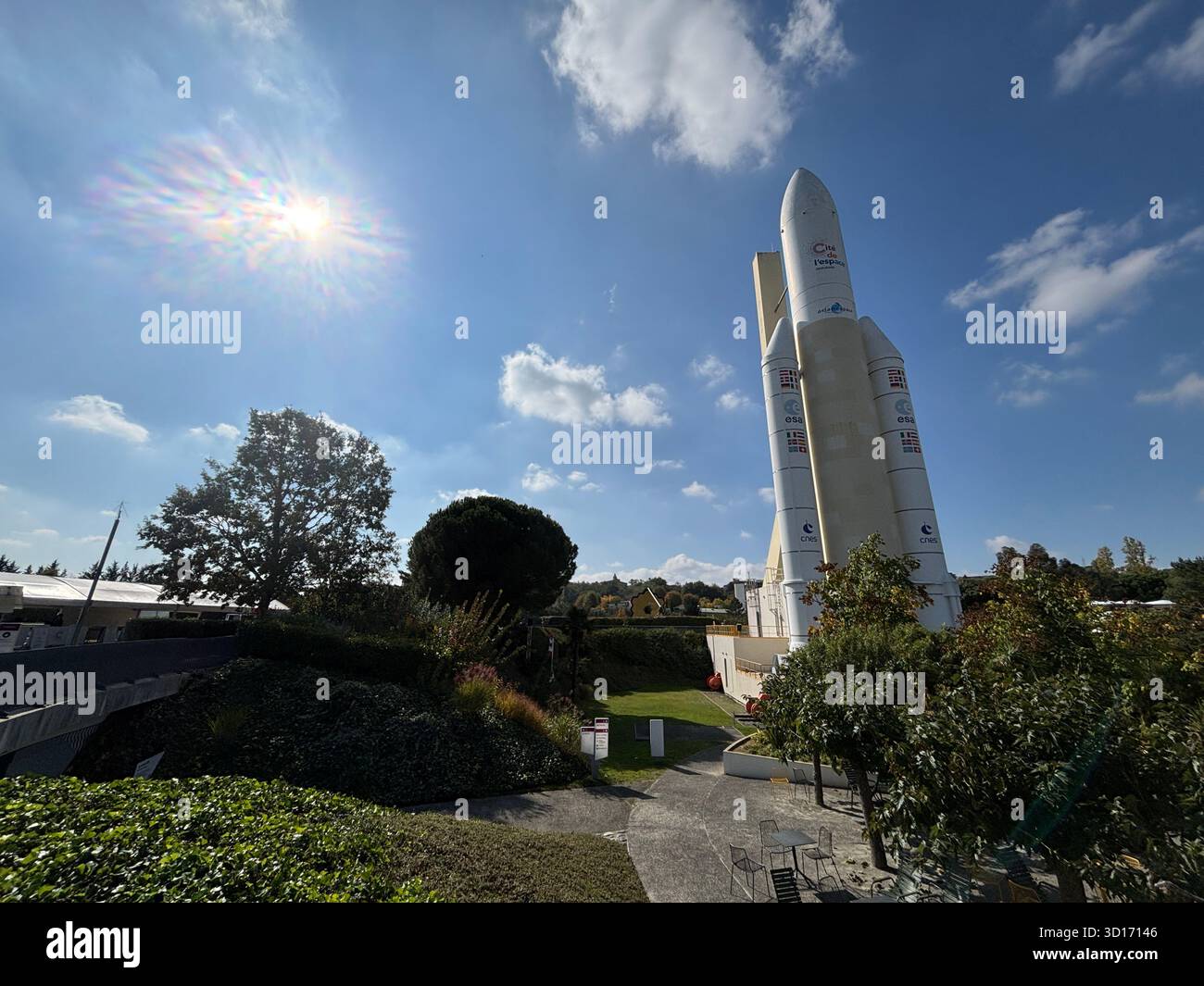 La Cité de l'Espace di Tolosa, Francia, offre la replica dei razzi Ariane 5 e mostre interattive per l'educazione astronomica. Foto Stock
