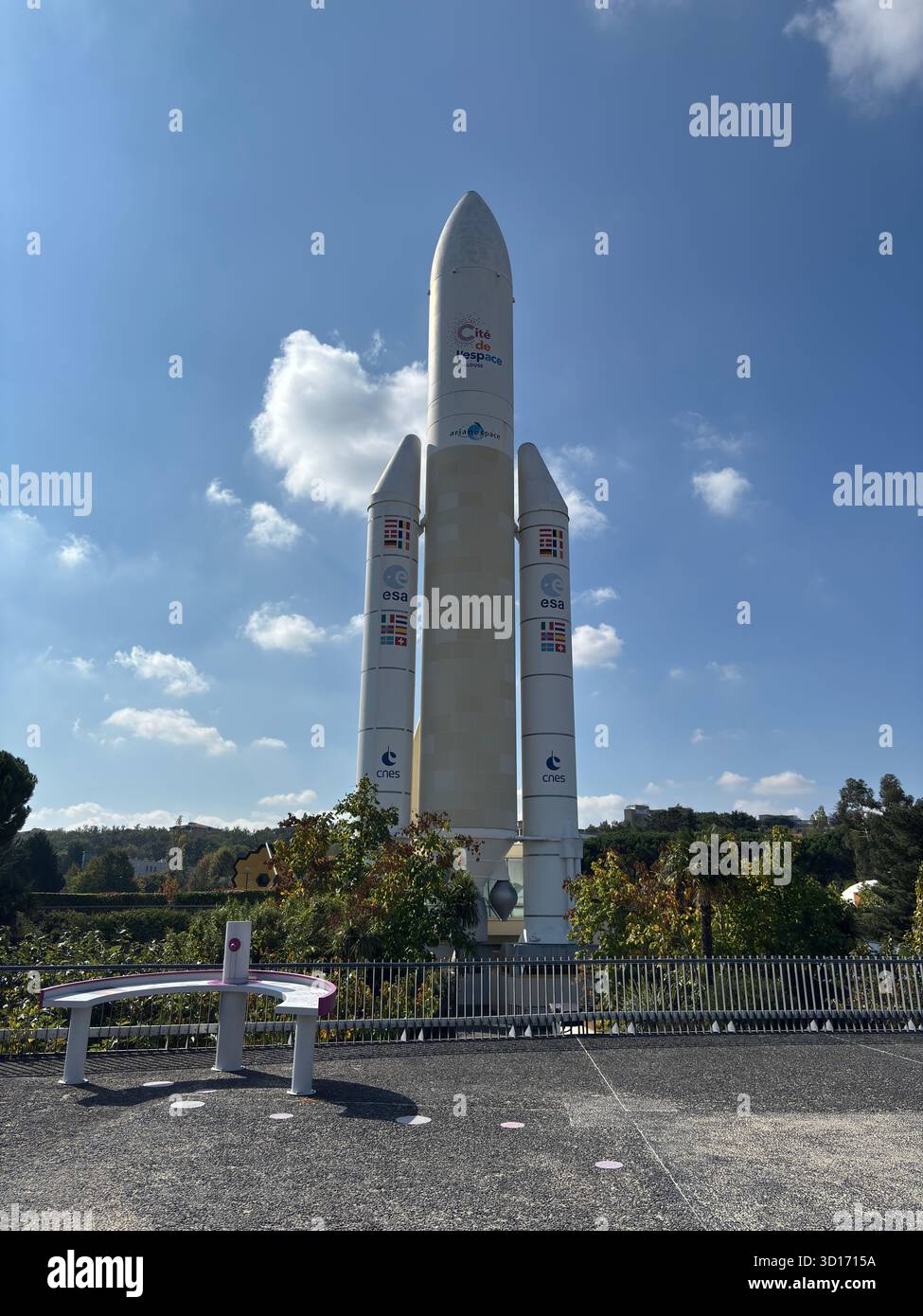 La Cité de l'Espace di Tolosa, Francia, offre la replica dei razzi Ariane 5 e mostre interattive per l'educazione astronomica. Foto Stock