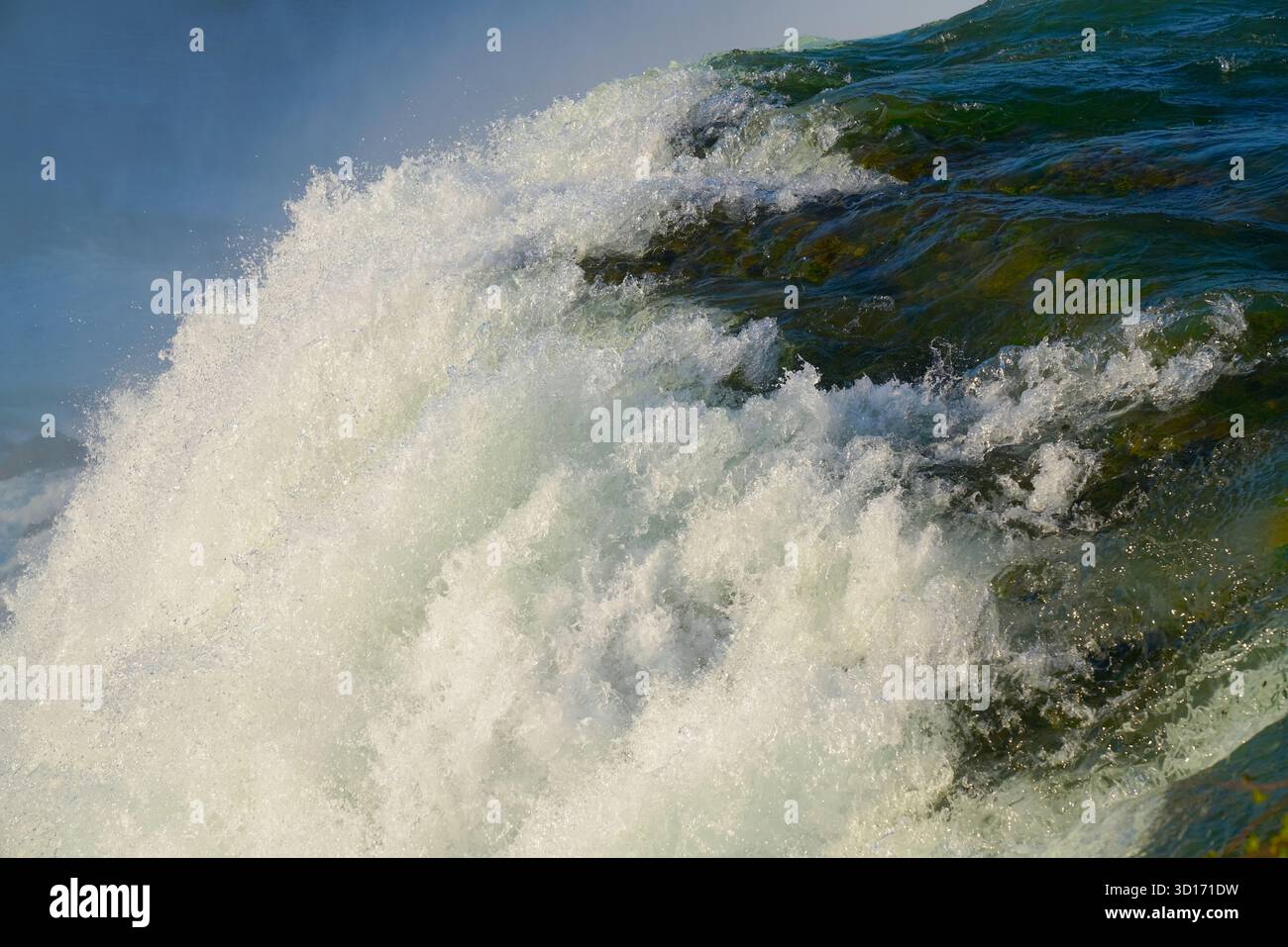 Una vista dettagliata delle American Falls al Niagara Falls State Park, catturando la struttura e la potenza dell'acqua che scorre mentre si tuffa sulla scogliera Foto Stock