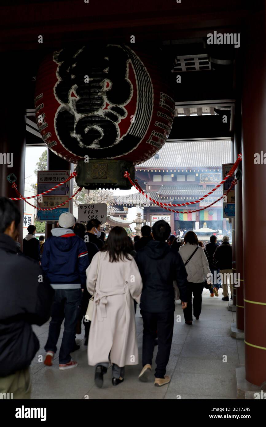Vita quotidiana nel paesaggio giapponese dei giardini del tempio Kawasaki Daishi durante il nuovo anno Foto Stock