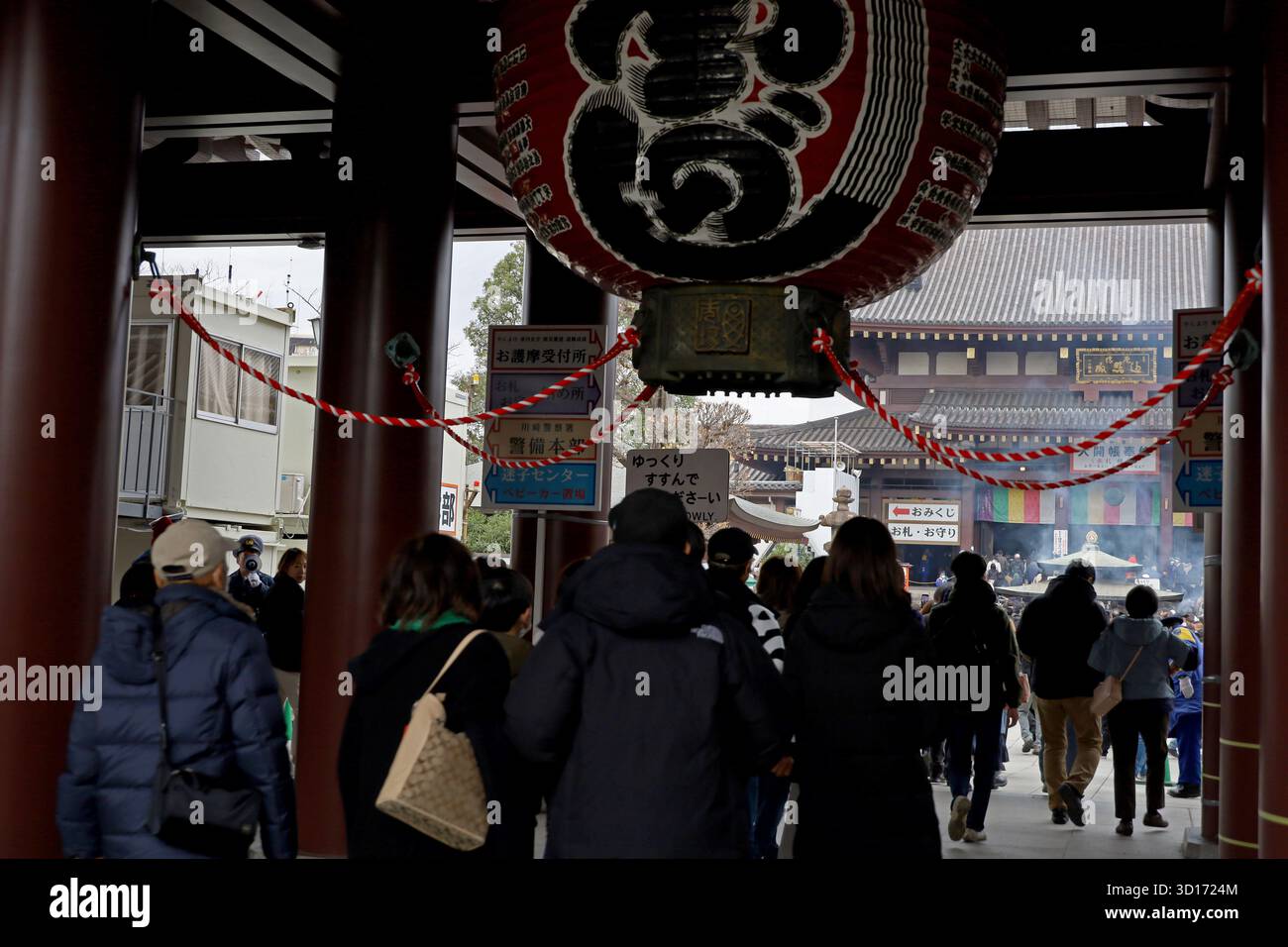 Vita quotidiana nel paesaggio giapponese dei giardini del tempio Kawasaki Daishi durante il nuovo anno Foto Stock