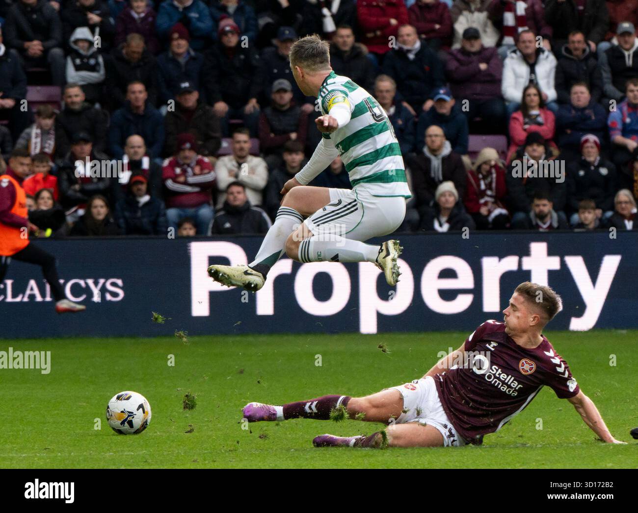 Edimburgo, Regno Unito. 26 ottobre 2025. Scottish Premiership - Heart of Midlothian FC vs centrocampista del Celtic FC Hearts, Cameron Devlin, affronta l'attaccante del Celtic, Callum McGregor, mentre Hearts affronta il Celtic nella prima fase della Scottish Premiership al Tynecastle Park di Edimburgo, Regno Unito. Crediti: Ian Jacobs/Alamy Live News Foto Stock