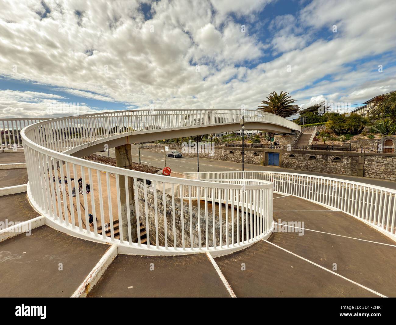 Torquay, Devon, Inghilterra, Regno Unito - 23 aprile 2025: Passerella sul lungomare di Torquay con gradini circolari e ringhiere fino alla strada Foto Stock