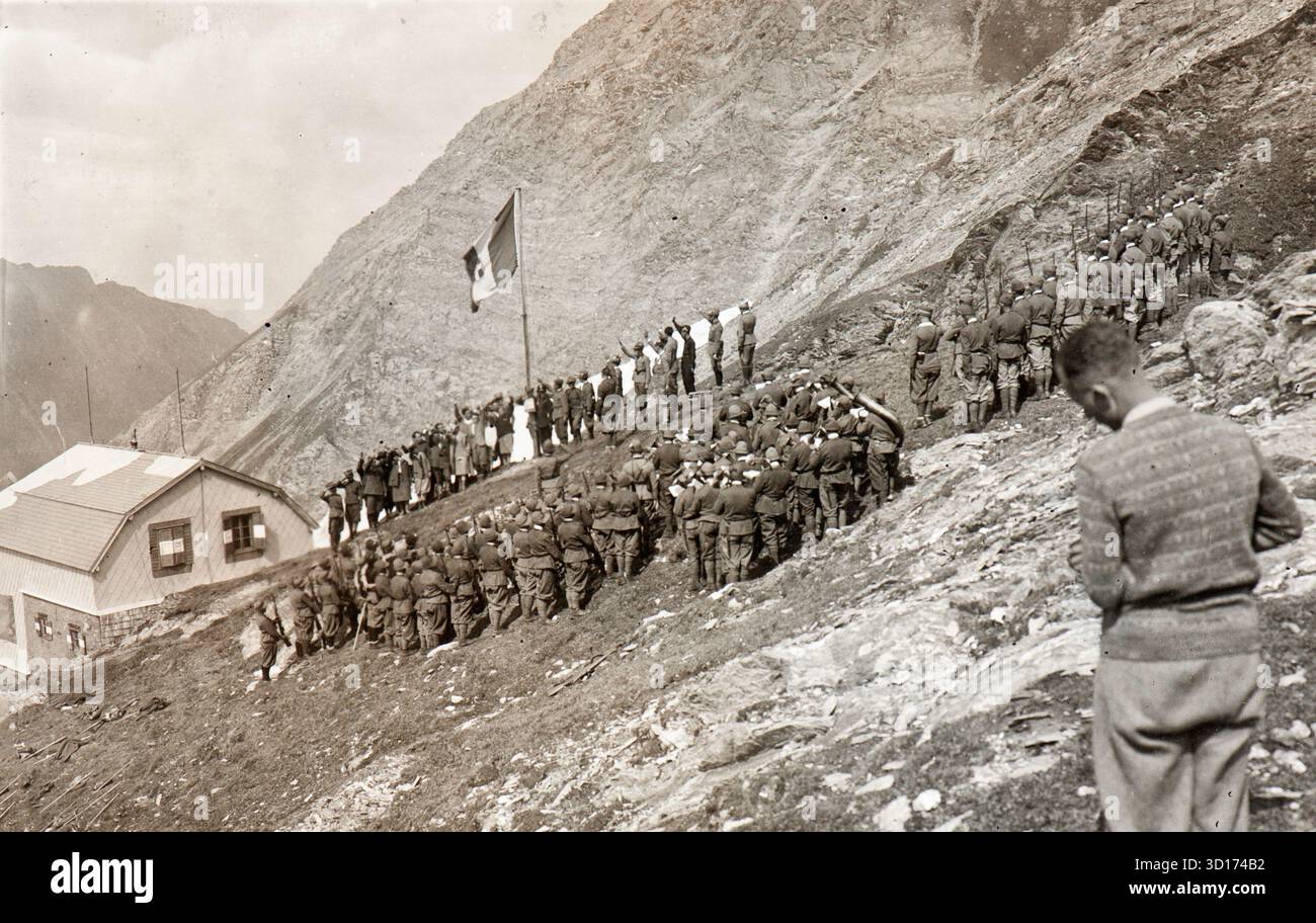Foto scattata durante l'inaugurazione del rifugio di montagna chiamato "Città di Monza", oggi Gran pilastro o Hochfeilerhütte. Questo è il momento della cerimonia di innalzamento delle bandiere e ci sono voluti dieci anni dopo l'annessione dell'alto Adige all'Italia Foto Stock