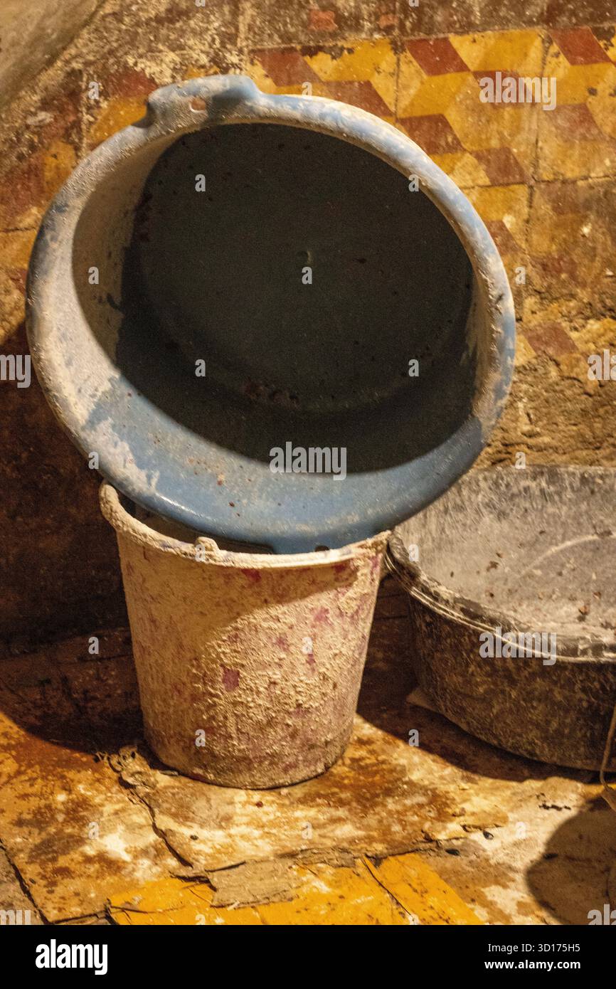 Strumenti tradizionali accanto a un tipico forno per il pane della comunità nel mercato del souk nella medina di Marrakech, in Marocco Foto Stock