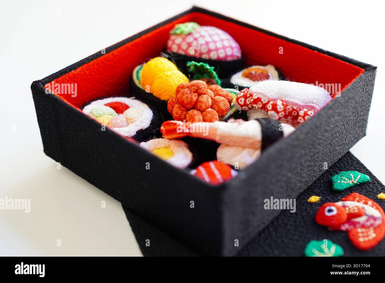 Assortimento di sushi fatto a mano con cotoni e feltro Foto Stock