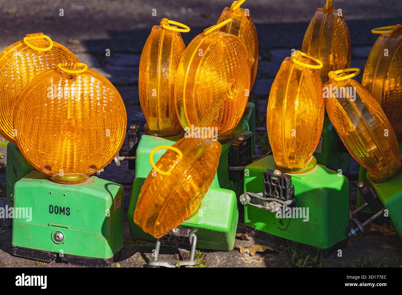 Un gruppo di spie gialle luminose con basi verdi a terra Foto Stock