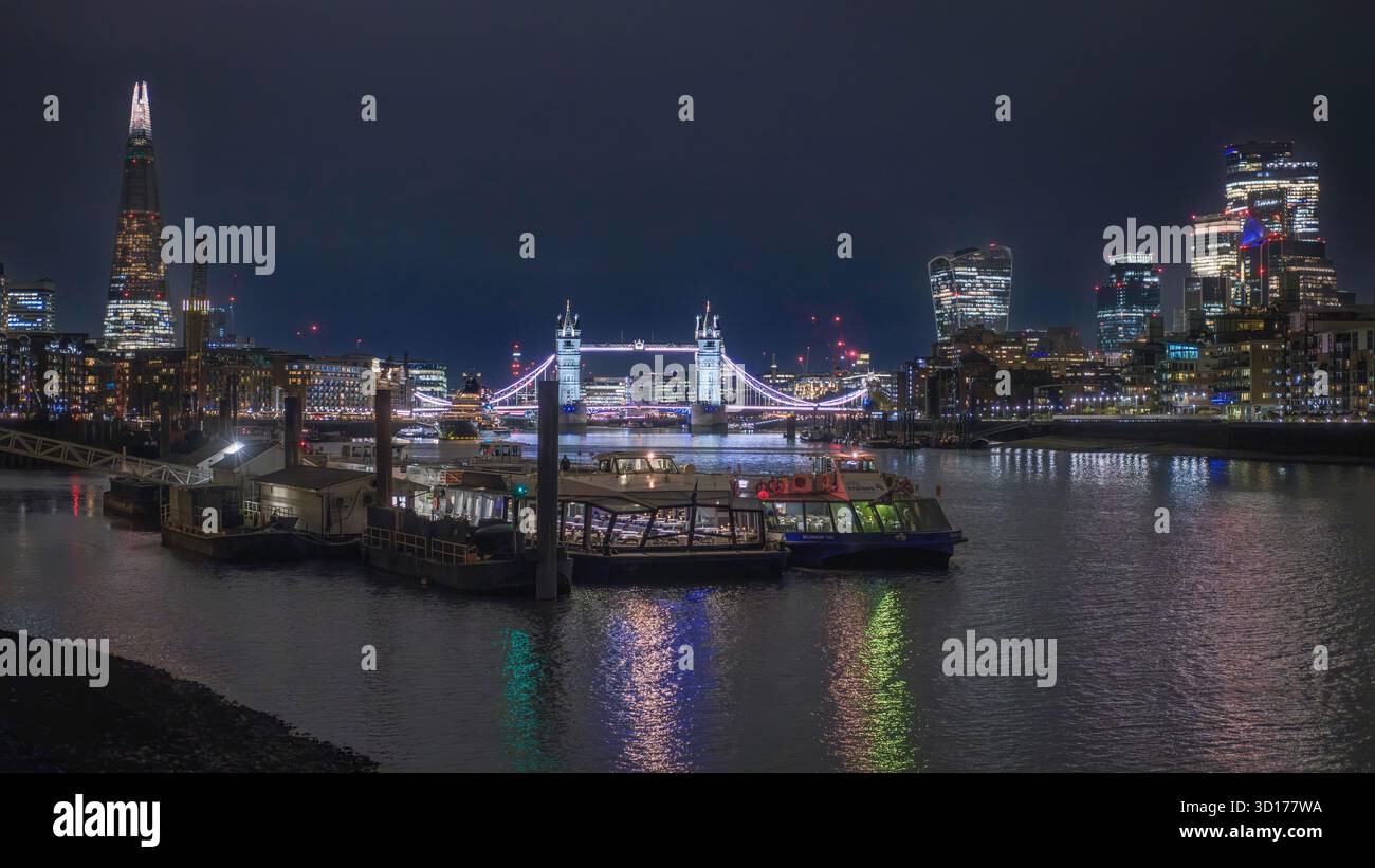 Vista serale da Cherry Garden, Bermondsey del Tamigi. Barche ormeggiate al molo Cherry Garden con City of London, Tower Bridge e The Shard Beyond. Foto Stock