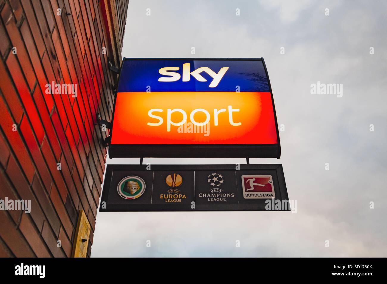 Canali sportivi satellitari, l'emittente Sky Sport logo all'esterno di un edificio Foto Stock